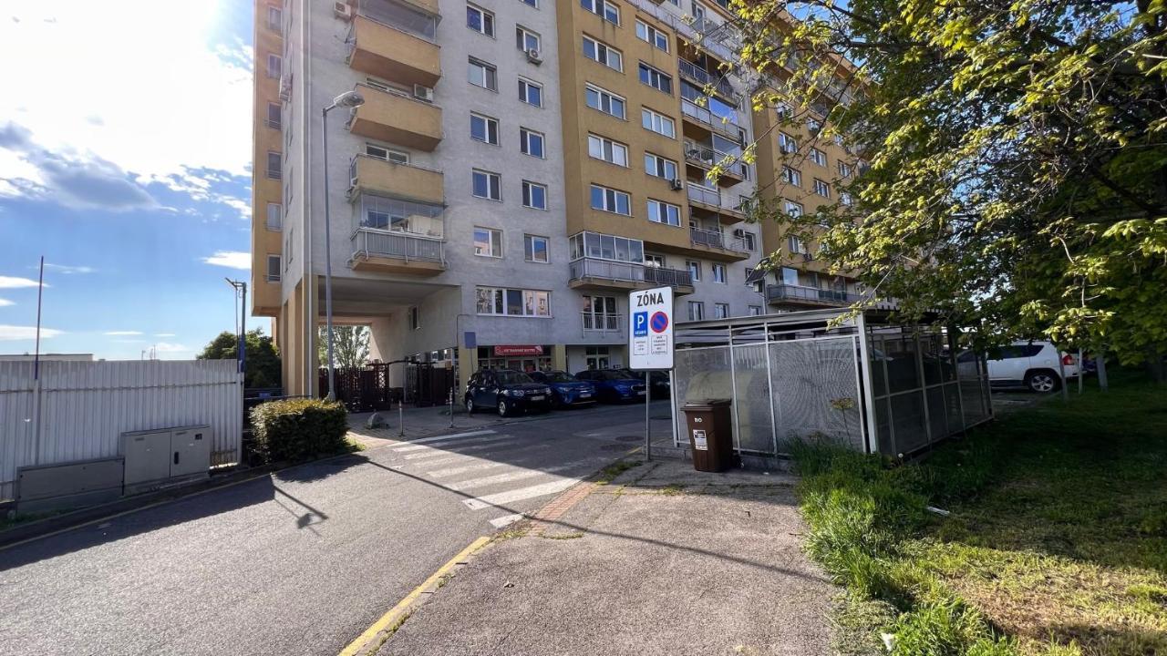 2 Room Apartment, Near Oc Galeria, Petrzalka Bratislava Extérieur photo